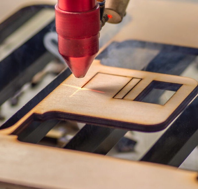 Découpe laser toulouse de bois sur une plaque de contreplaqué